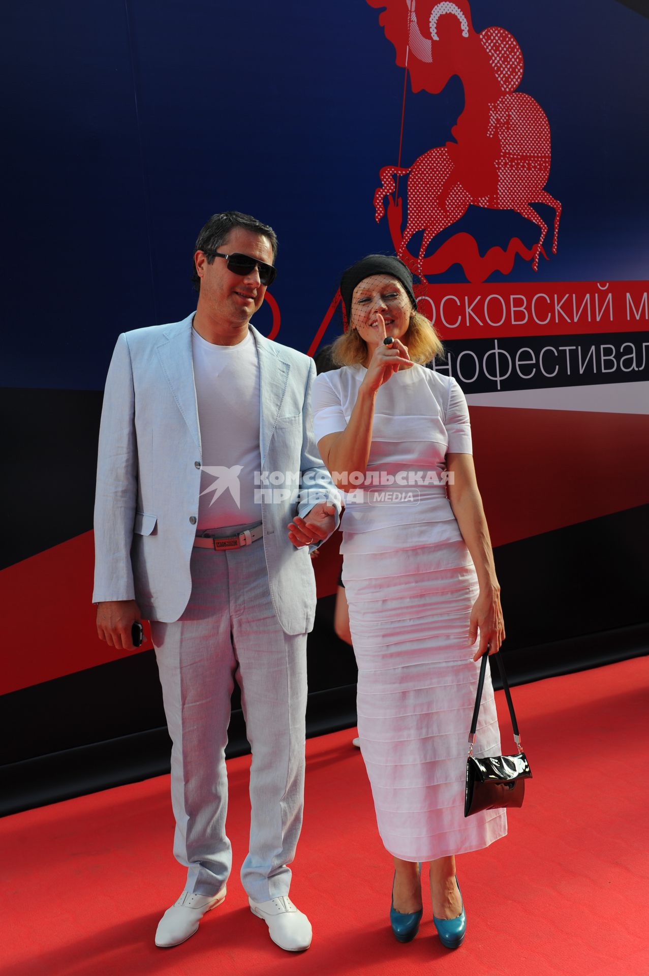 34-ый Московский международный кинофестиваль (ММКФ). На снимке: Актриса Алена Бабенко с супругом Эдуардом Субочем.
