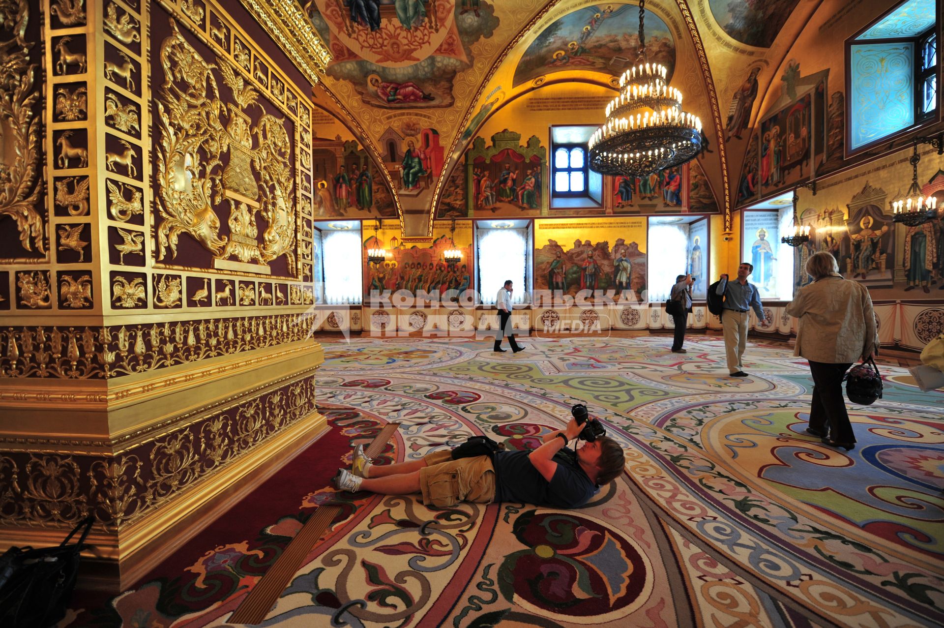 Грановитая палата Московского Кремля. На снимке: фотограф Алексей Филиппов за работой.