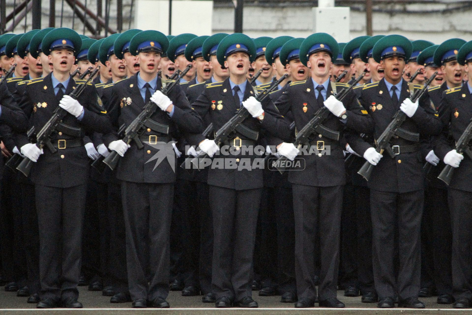 В Ставрополе вечером 7 мая состоялась генеральная репетиция парада Победы. На снимке строй пограничников кричит `Ура!`