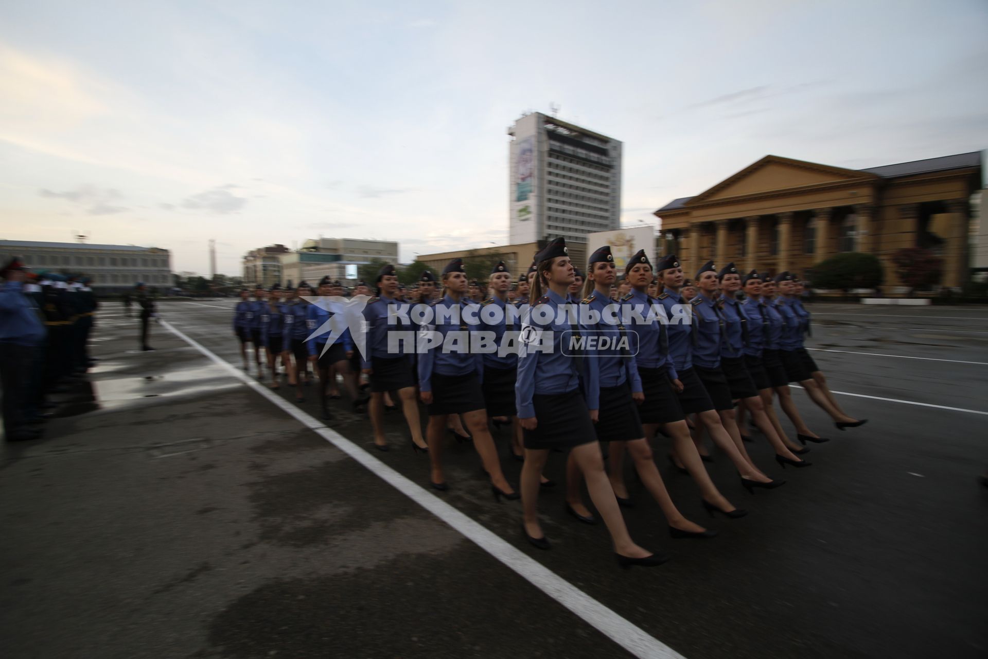 В Ставрополе вечером 7 мая состоялась генеральная репетиция парада Победы. На снимке представительницы внутренних войск.