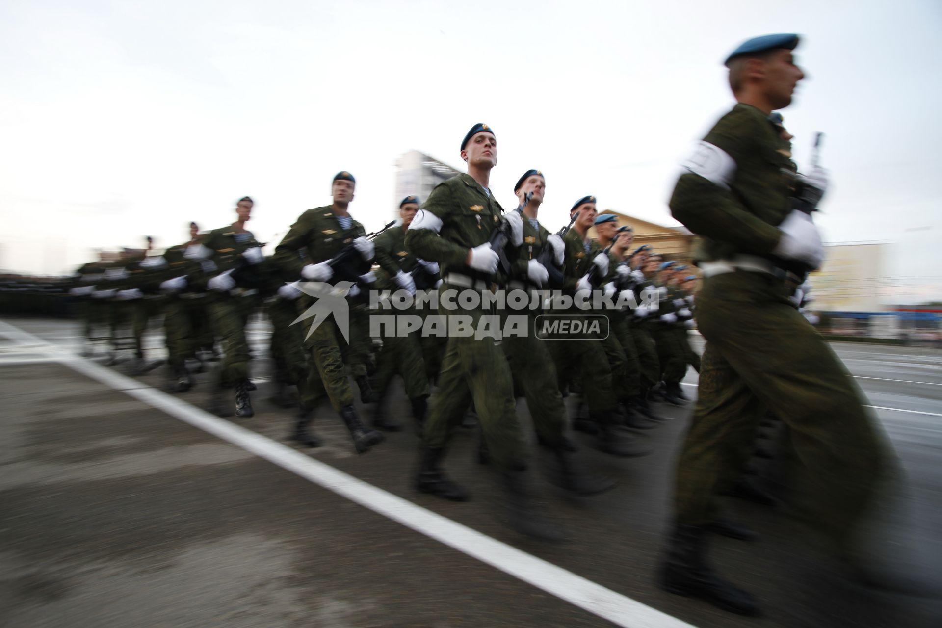 В Ставрополе вечером 7 мая состоялась генеральная репетиция парада Победы. На снимке шагающие строем солдаты.