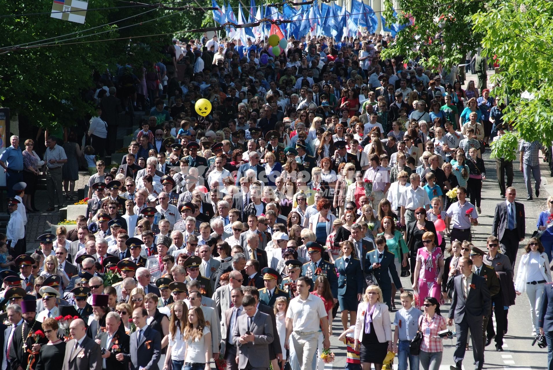 После Парада Победы люди пошли на возложение цветов.