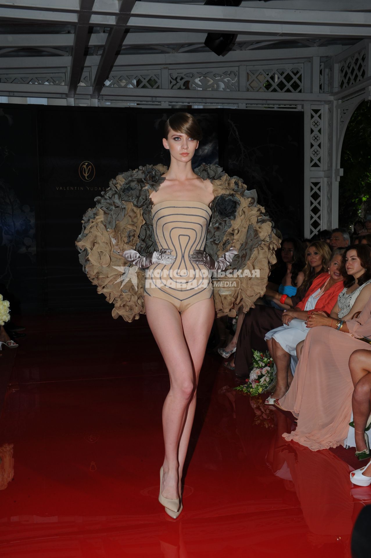 Дом моды `Валентин Юдашкин`. Показ коллекции Valentin Yudashkin Haute Couture `Китайская шкатулка`.