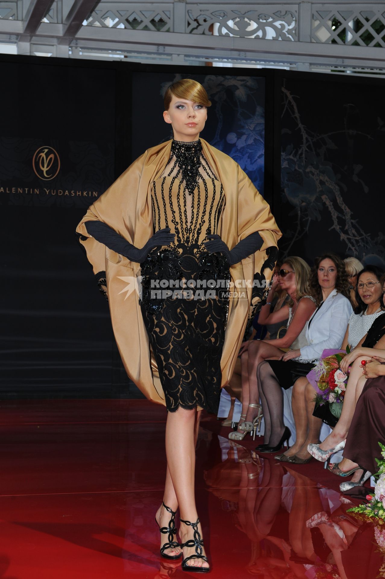 Дом моды `Валентин Юдашкин`. Показ коллекции Valentin Yudashkin Haute Couture `Китайская шкатулка`.