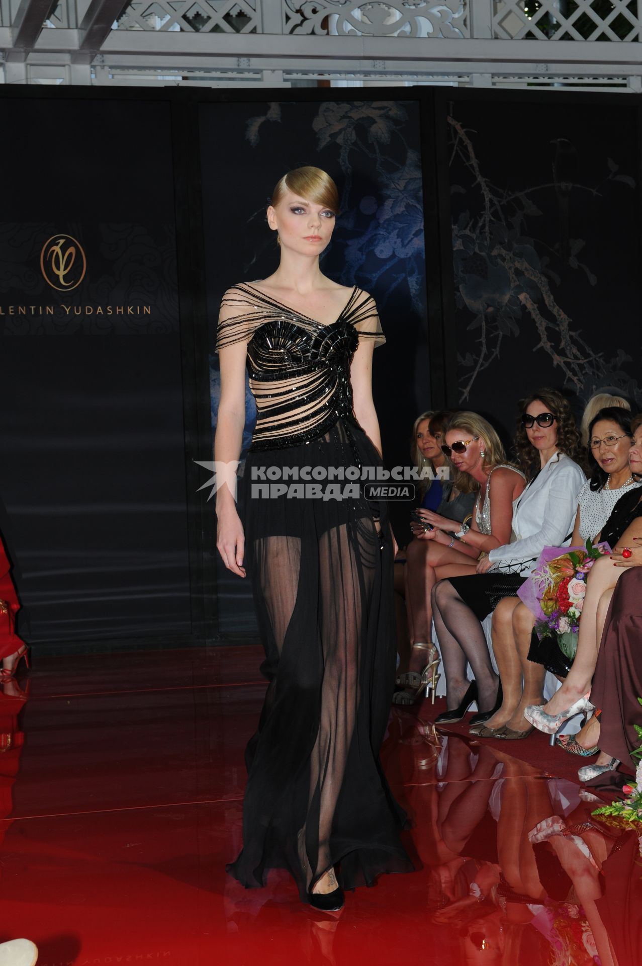 Дом моды `Валентин Юдашкин`. Показ коллекции Valentin Yudashkin Haute Couture `Китайская шкатулка`.