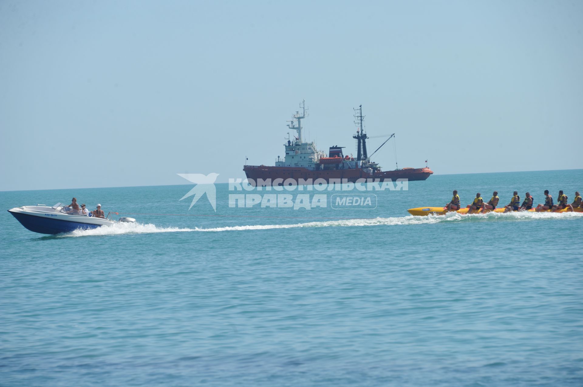 Развлечения на воде. На снимке: отдыхающие катаются на `водном бабане`.