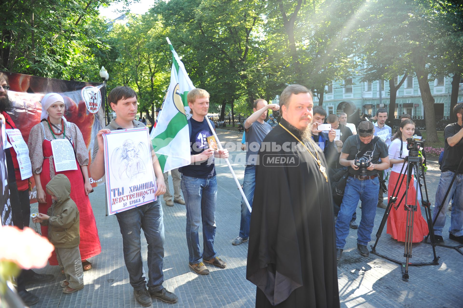 Гоголевский бульвар. Молитвенное стояние в защиту православия и нравственности, против гомосексуализма, абортов, осквернения святынь и богохульства. На снимке:  председатель отдела Московского Патриархата по взаимоотношениям Церкви и общества протоирей Всеволод Чаплин.