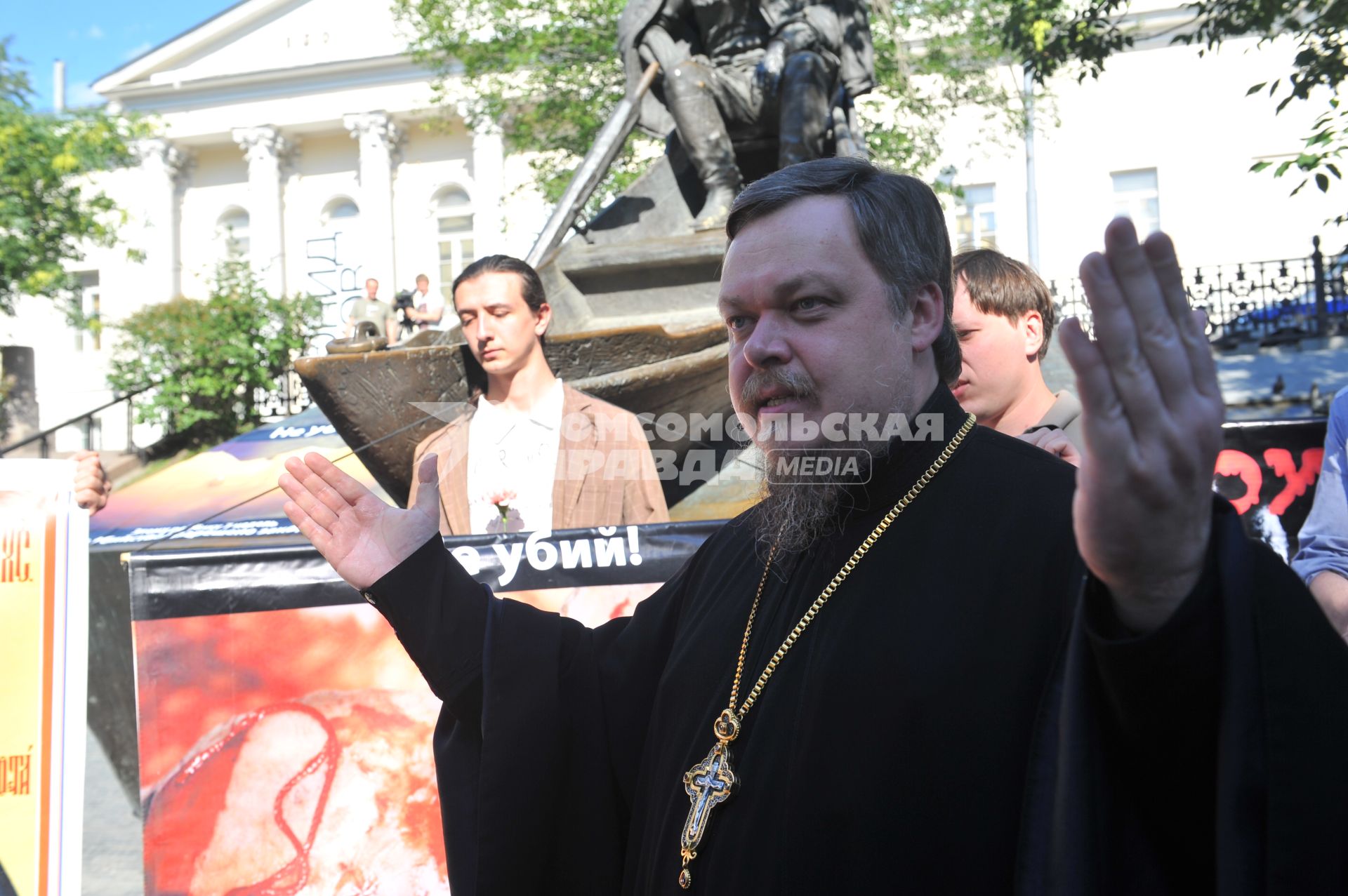 Гоголевский бульвар. Молитвенное стояние в защиту православия и нравственности, против гомосексуализма, абортов, осквернения святынь и богохульства. На снимке:  председатель отдела Московского Патриархата по взаимоотношениям Церкви и общества протоирей Всеволод Чаплин.