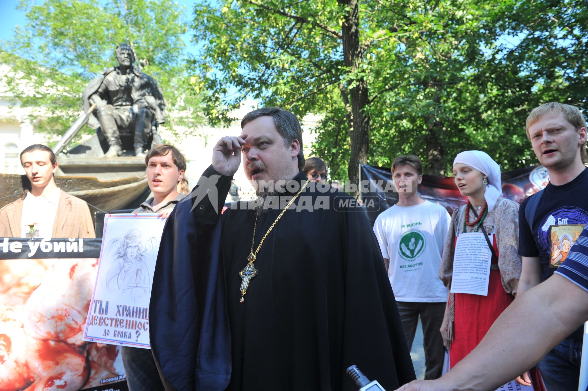 Гоголевский бульвар. Молитвенное стояние в защиту православия и нравственности, против гомосексуализма, абортов, осквернения святынь и богохульства. На снимке:  председатель отдела Московского Патриархата по взаимоотношениям Церкви и общества протоирей Всеволод Чаплин.