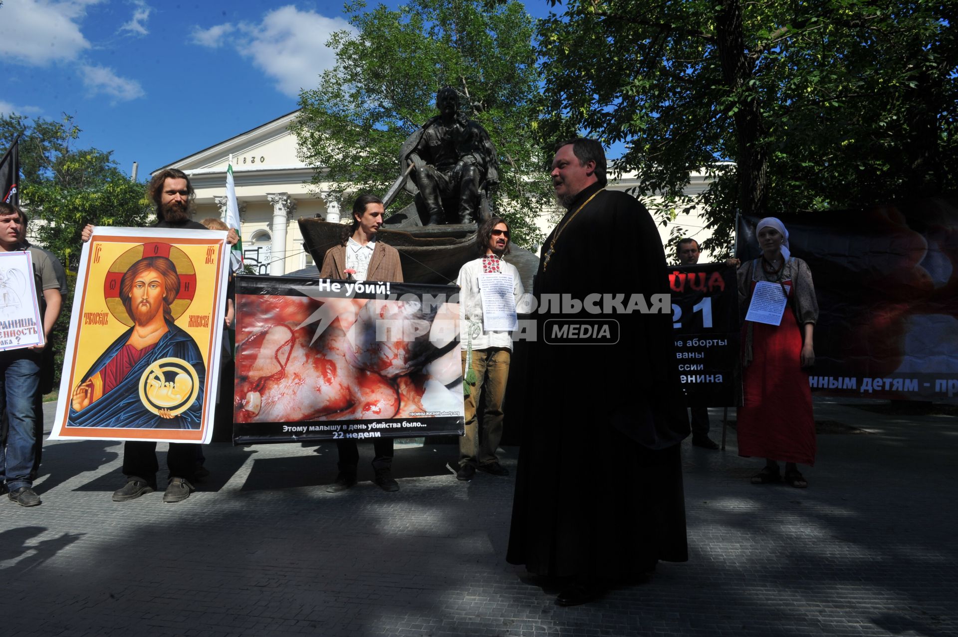 Гоголевский бульвар. Молитвенное стояние в защиту православия и нравственности, против гомосексуализма, абортов, осквернения святынь и богохульства. На снимке:  председатель отдела Московского Патриархата по взаимоотношениям Церкви и общества протоирей Всеволод Чаплин.