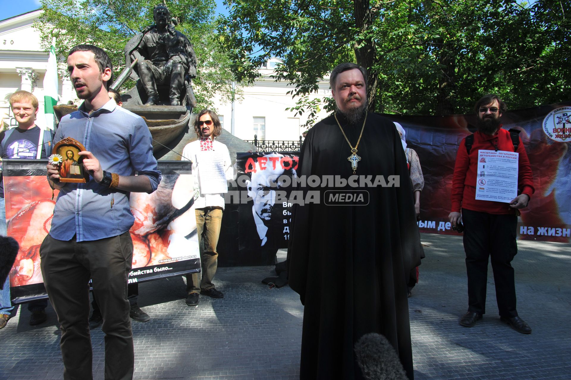 Гоголевский бульвар. Молитвенное стояние в защиту православия и нравственности, против гомосексуализма, абортов, осквернения святынь и богохульства. На снимке: православный миссионер Дмитрий Энтео и председатель отдела Московского Патриархата по взаимоотношениям Церкви и общества протоирей Всеволод Чаплин (справа).