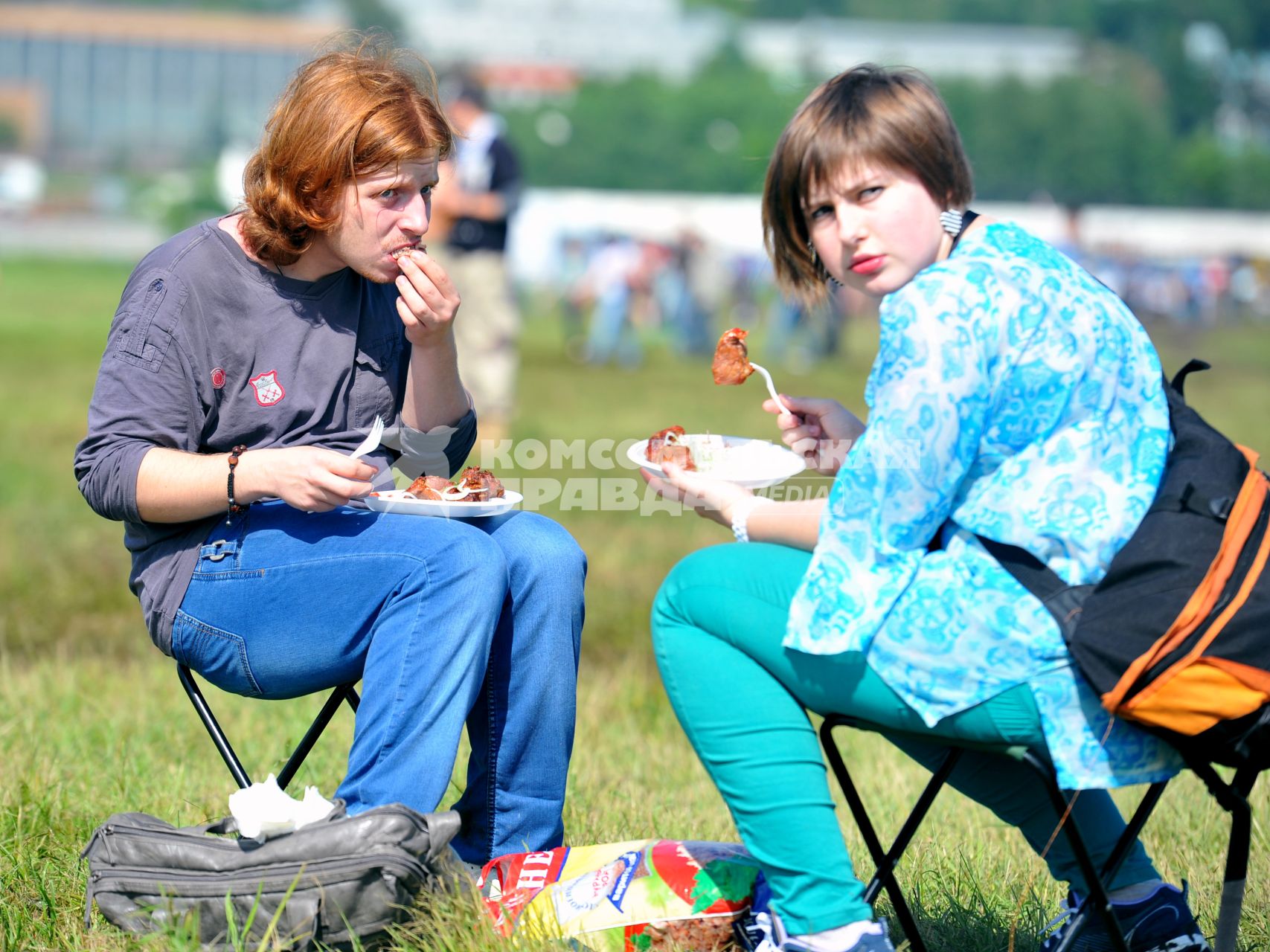 Аэродром `Тушино`. 15-й международный музыкальный фестиваль `Maxidrom`. Люди едят шашлык на траве.