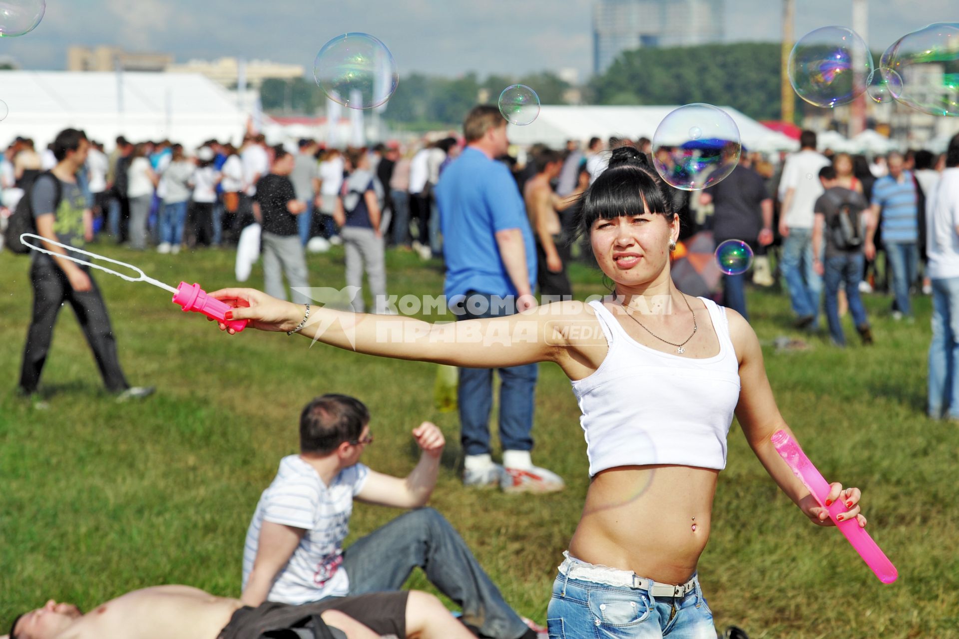 Аэродром `Тушино`. 15-й международный музыкальный фестиваль `Maxidrom`. Девушка пускает мыльные пузыри.