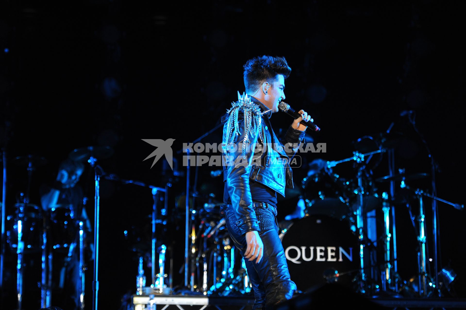 Спорткомплекс `Олимпийский`. Совместный концерт участников группы Queen и Адама Ламберта. На снимке: американский певец Адам Ламберт.