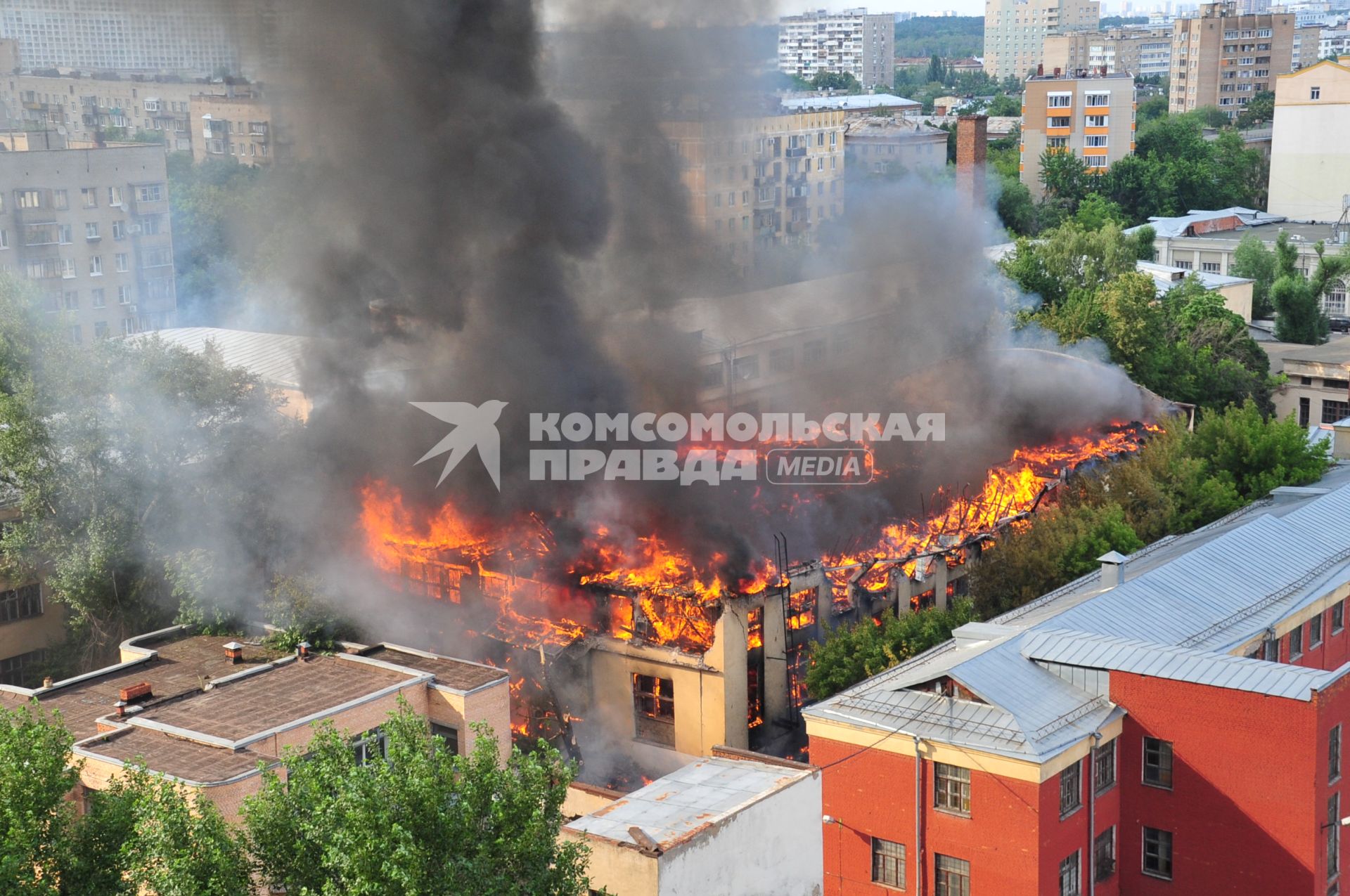 Пожар на крыше бывшего здания Военно-воздушной академии имени Жуковского на улице Серегина.