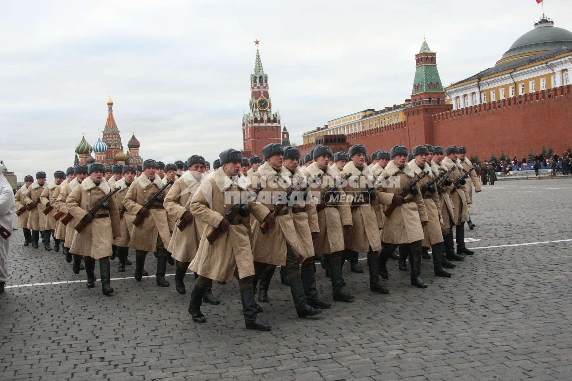 Красная площадь. Торжественное шествие, посвященное 67-й годовщине парада 7 ноября 1941 года.