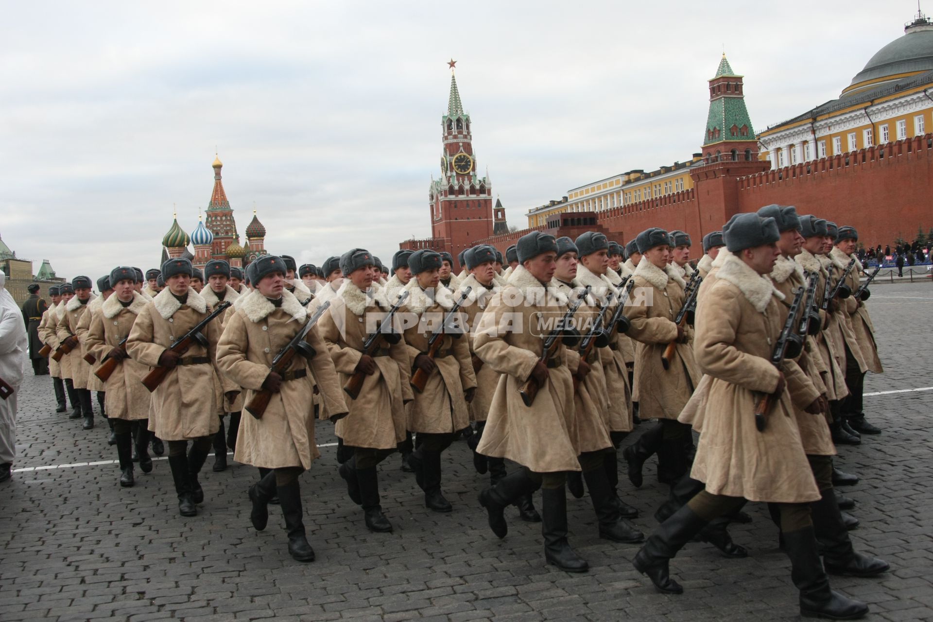 Красная площадь. Торжественное шествие, посвященное 67-й годовщине парада 7 ноября 1941 года.