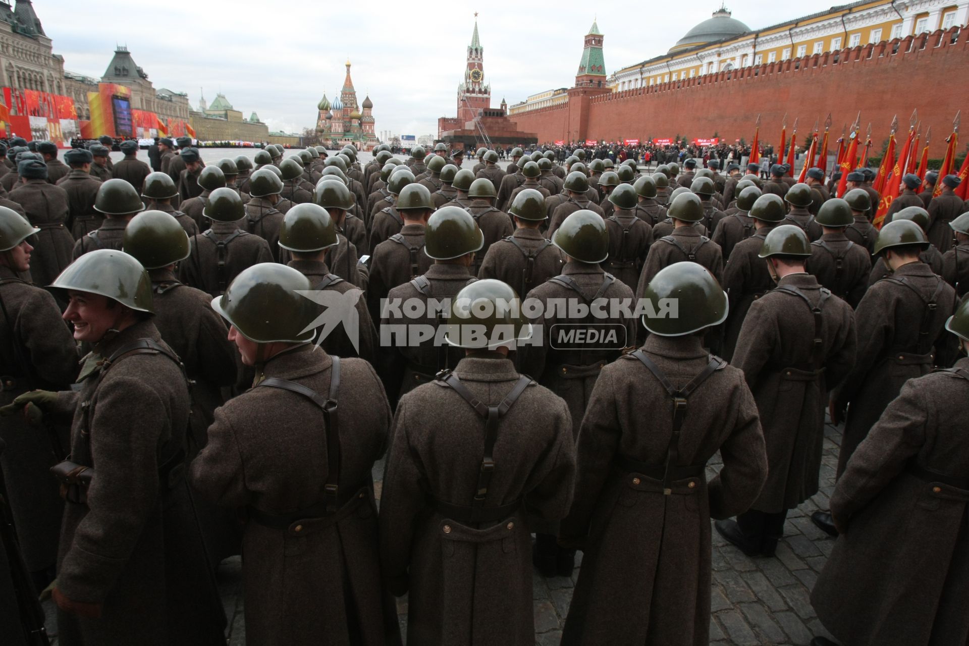 Красная площадь. Торжественное шествие, посвященное 67-й годовщине парада 7 ноября 1941 года.