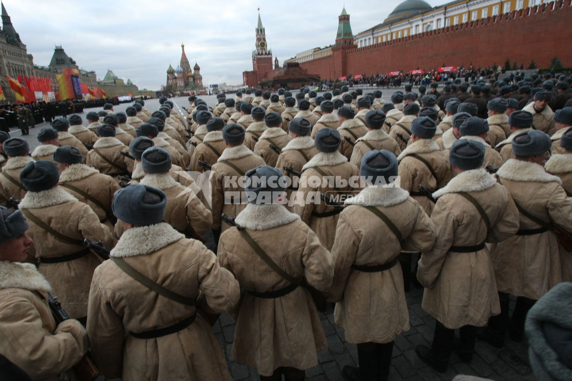 Красная площадь. Торжественное шествие, посвященное 67-й годовщине парада 7 ноября 1941 года.