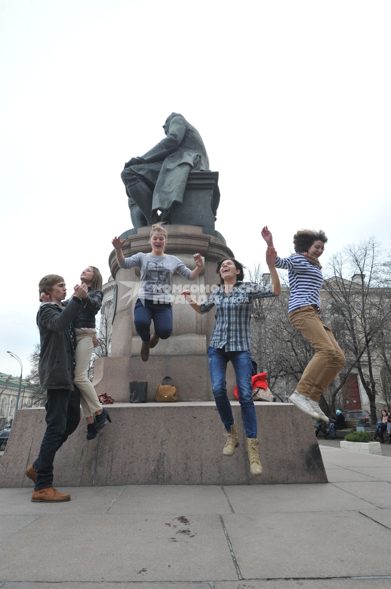 Компания студентов у памятника М.В.Ломоносову.