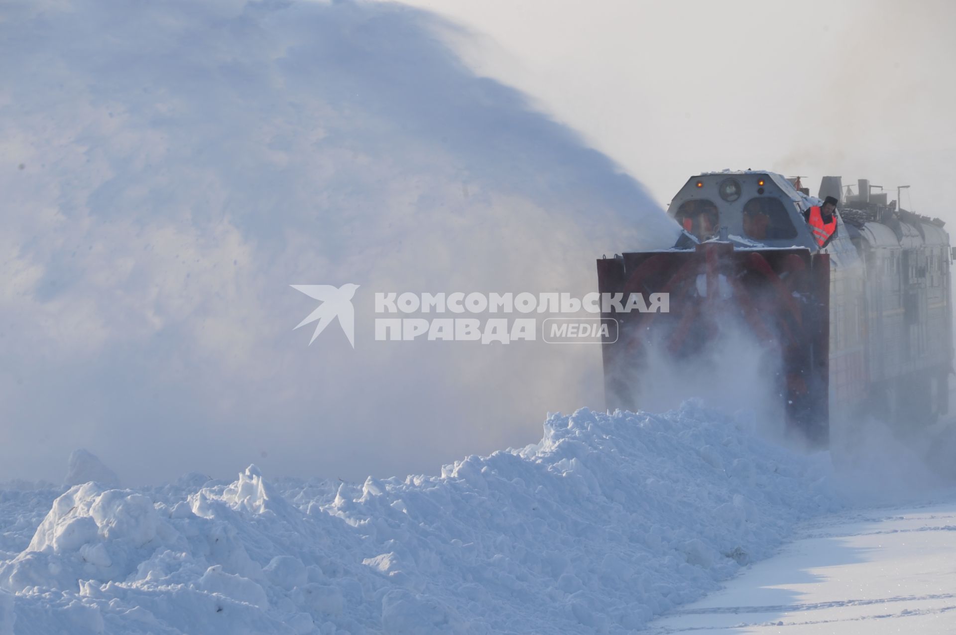 Ямало-Ненецкий автономный округ. Тундра. На снимке: специальный поезд для уборки снега на железной дороге.