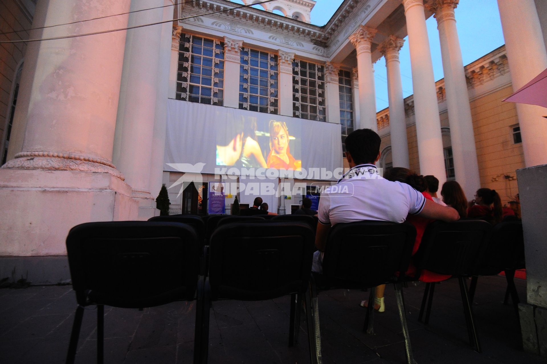 ВВЦ. Патио павильона N 2. Кинотеатр под открытым небом `KINO PARK`