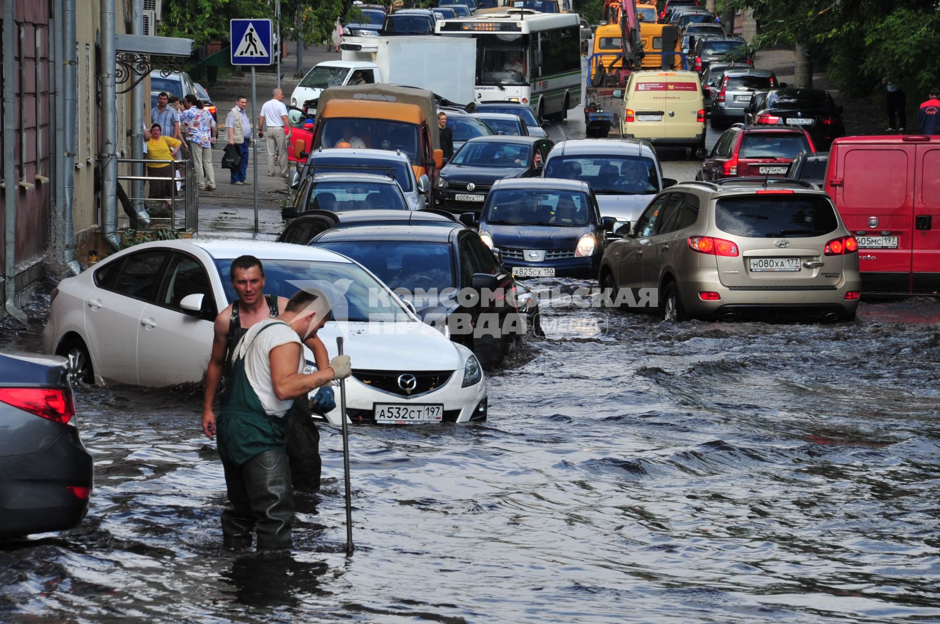 В Москве прошел сильный ливень. На снимке: лужи на ул. Лобачика в Сокольниках.