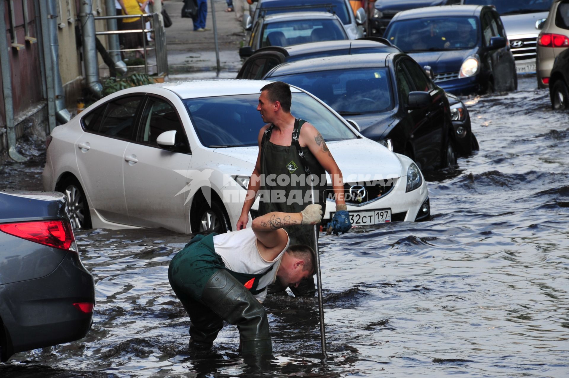 В Москве прошел сильный ливень. На снимке: лужи на ул. Лобачика в Сокольниках.