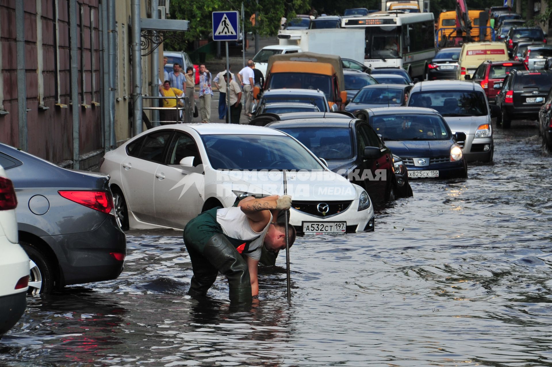 В Москве прошел сильный ливень. На снимке: лужи на ул. Лобачика в Сокольниках.