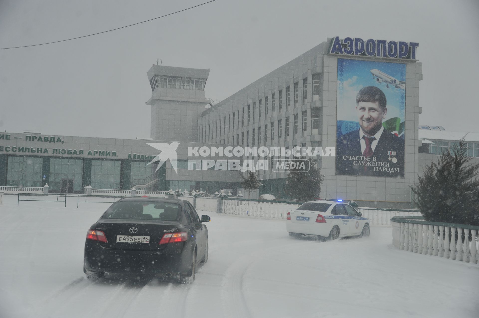 Виды Грозного. На снимке: въезд на территорию аэропорта.