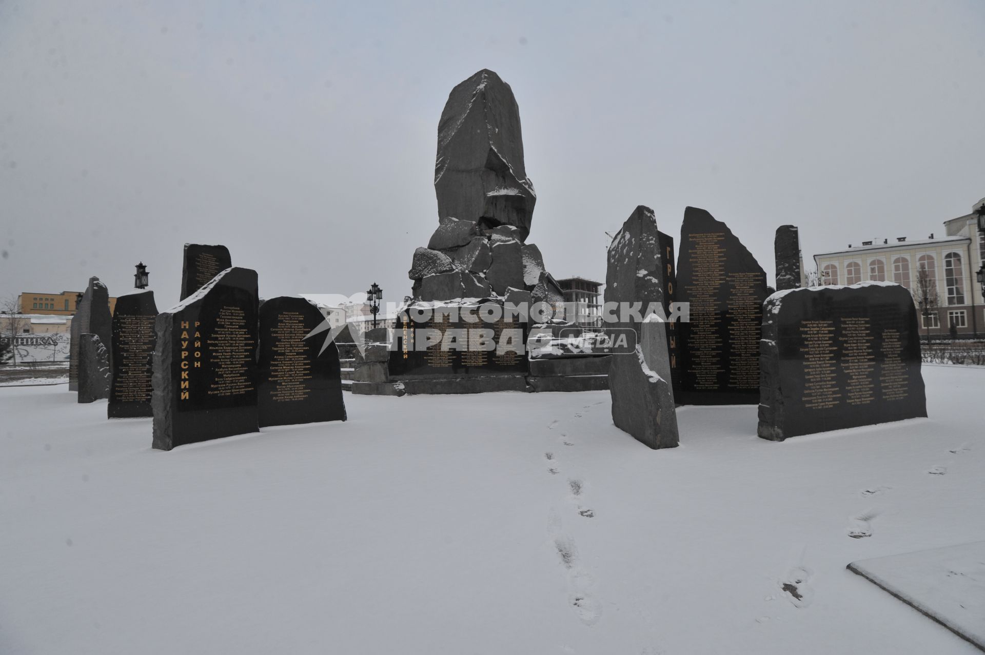 Виды Грозного. На снимке: мемориал памяти погибших в борьбе с международным терроризмом на площади Ахмата Кадырова.