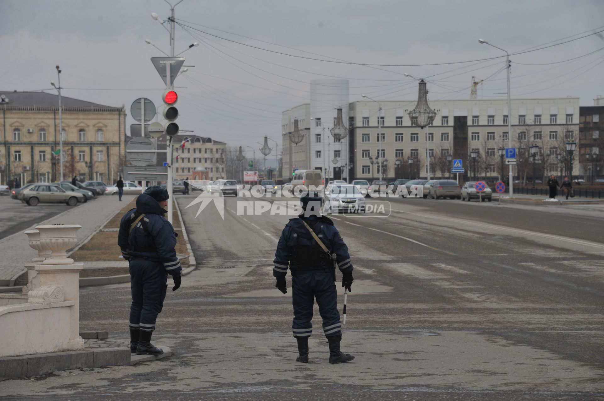 Виды Грозного. На снимке: сотрудники ДПС во время дежурства.