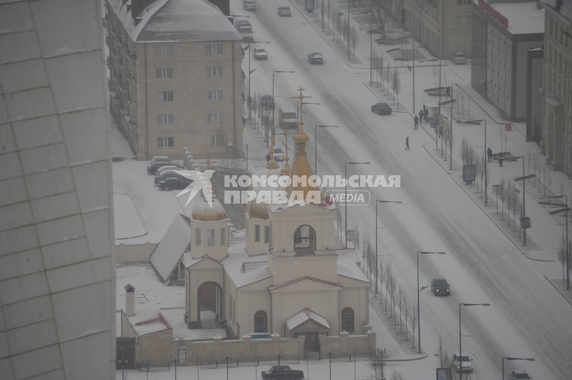 Виды Грозного. Панорама на город с одной из башен торгово-развлекательного центра `Грозный-Сити`. Православная церковь.