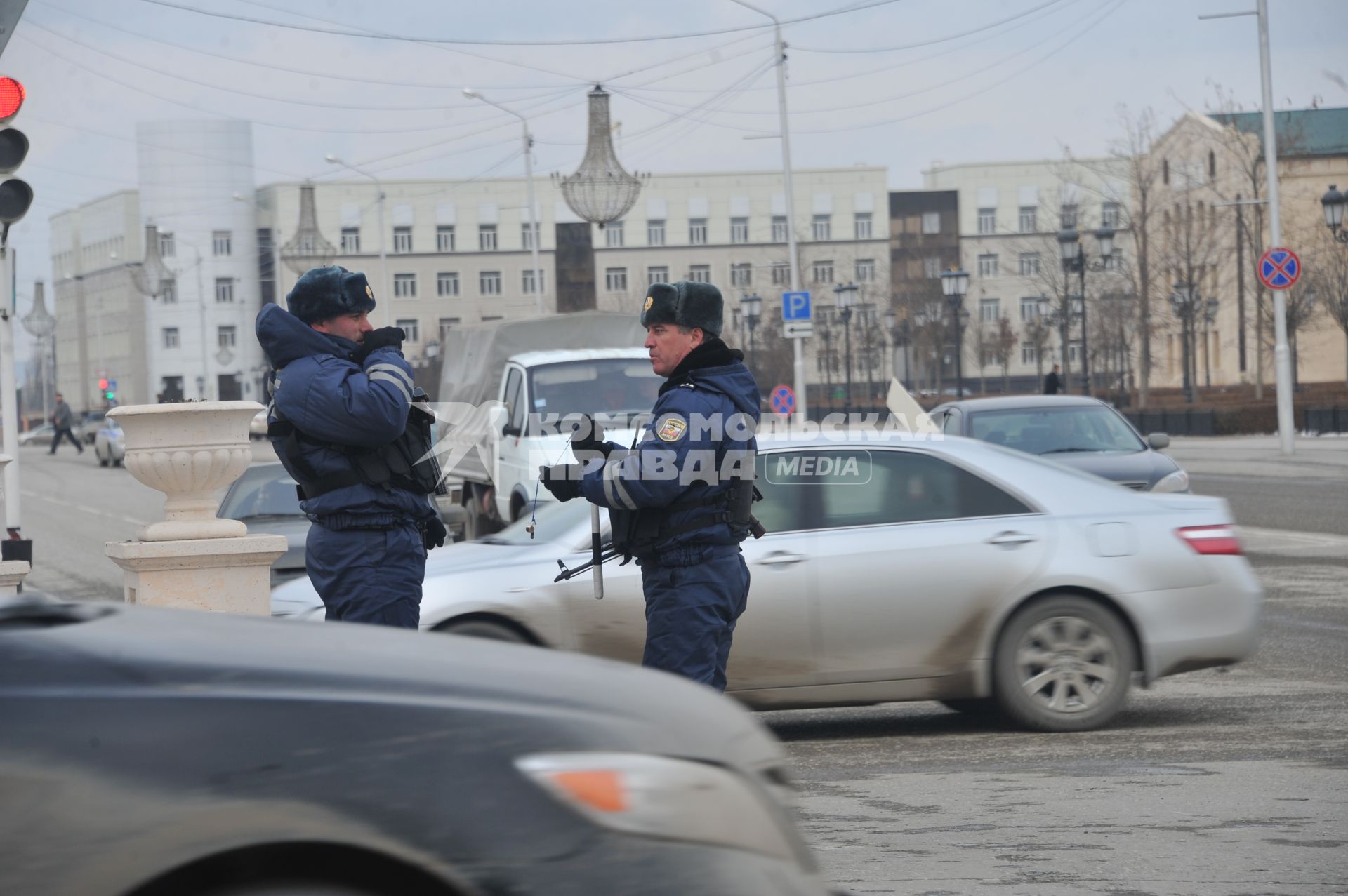 Виды Грозного. На снимке: сотрудники ДПС во время дежурства.