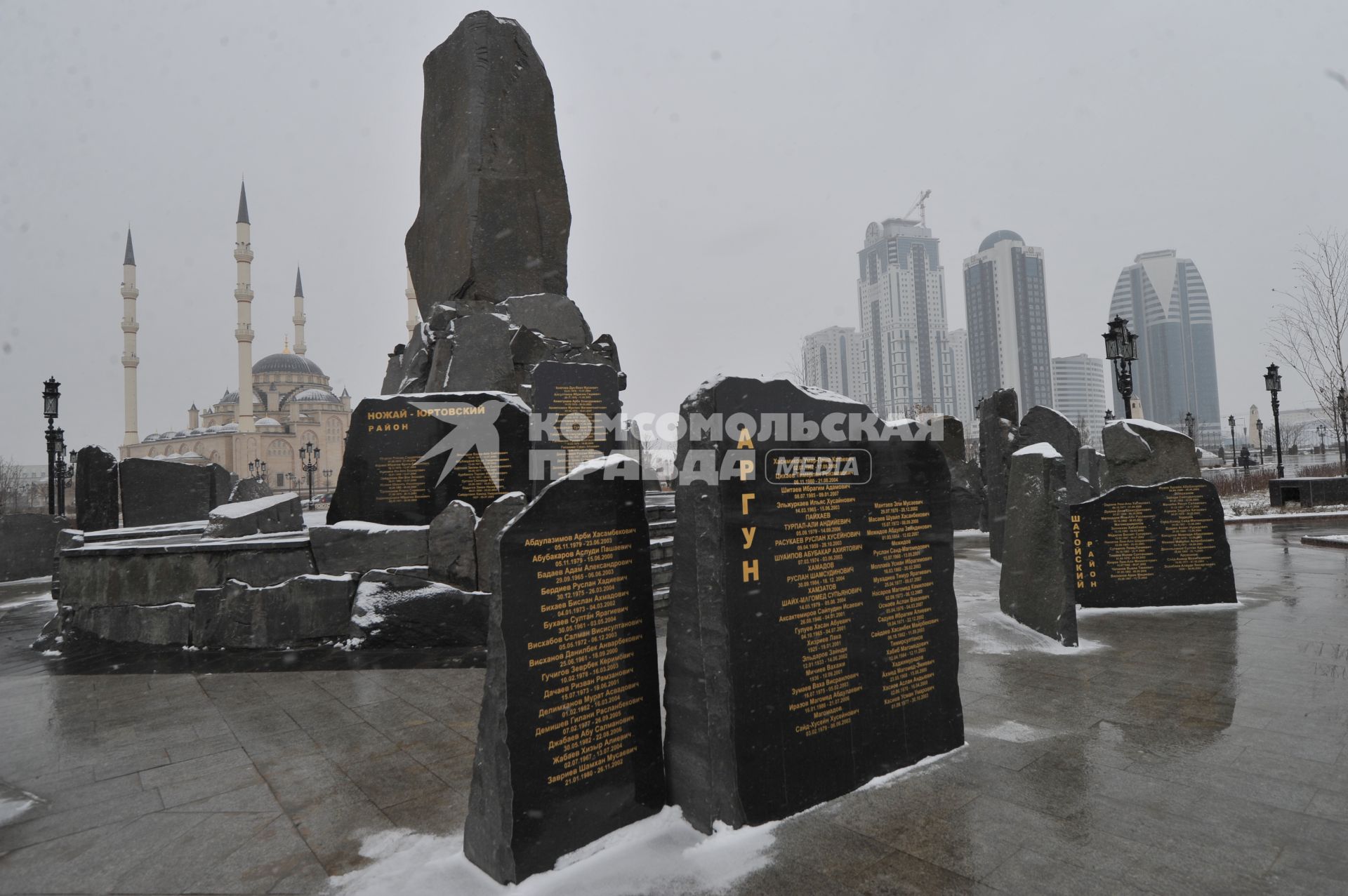 Виды Грозного. На снимке: мемориал памяти погибших в борьбе с международным терроризмом на площади Ахмата Кадырова; на заднем фоне торгово-развлекательный центр `Грозный-Сити` и мечеть `Сердце Чечни` имени Ахмата Кадырова.