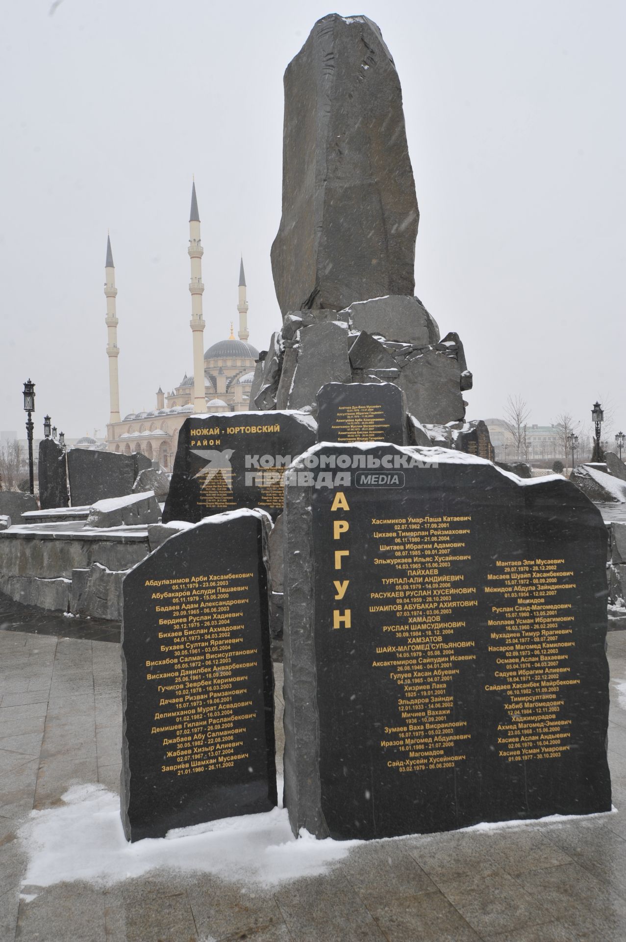 Виды Грозного. На снимке: мемориал памяти погибших в борьбе с международным терроризмом на площади Ахмата Кадырова; на заднем фоне мечеть `Сердце Чечни\" имени Ахмата Кадырова.`