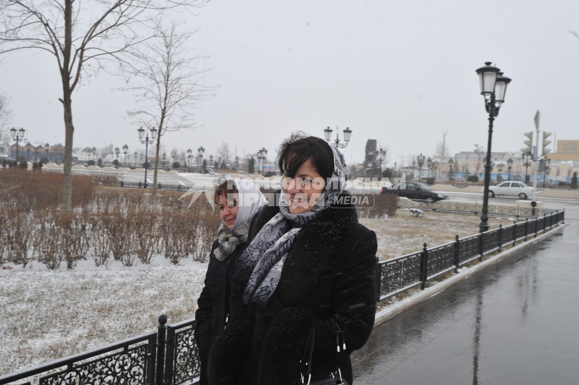 Виды Грозного. На снимке: местные жительницы прогуливаются по площади Ахмата Кадырова.