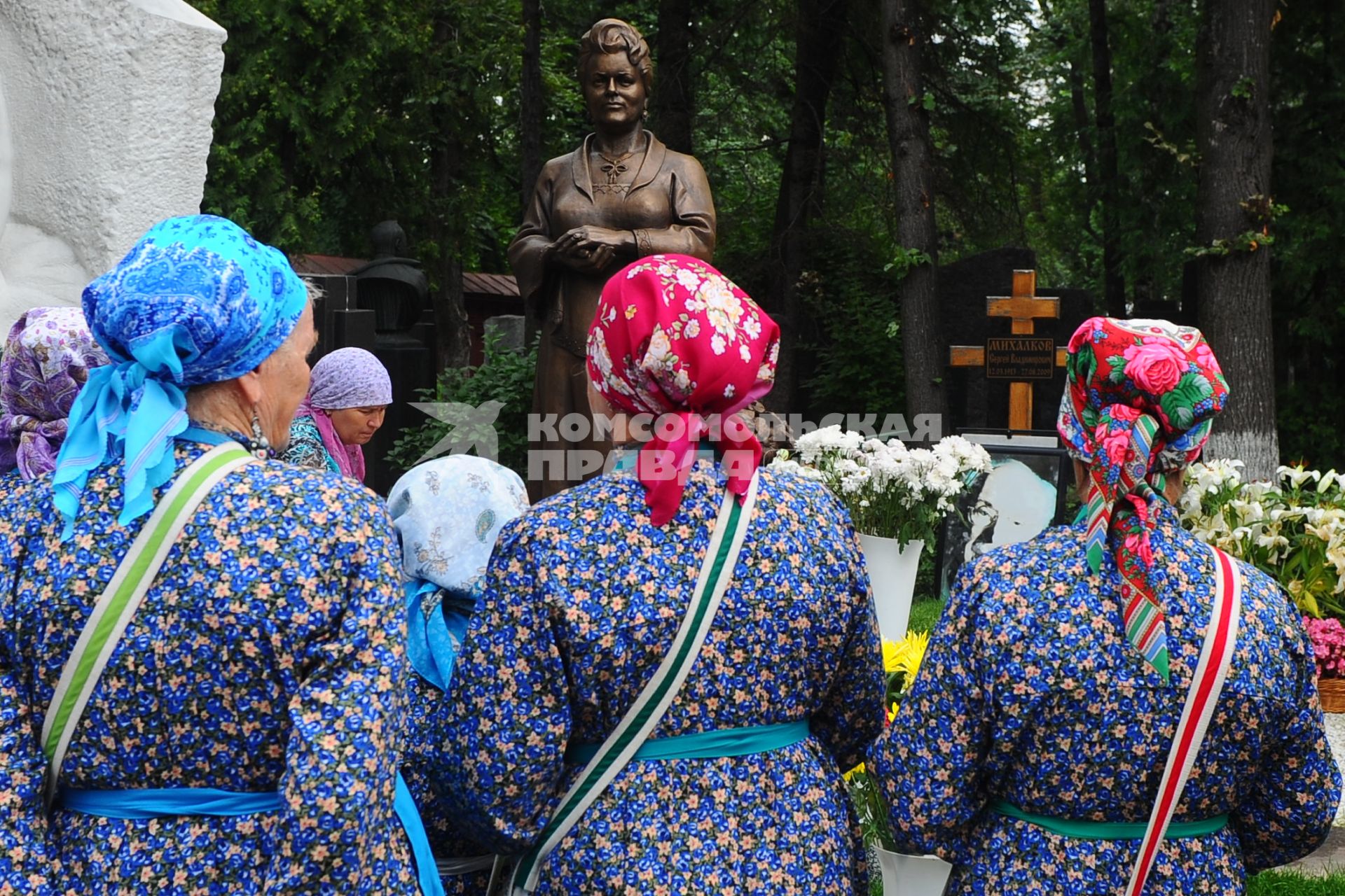 Новодевичье кладбище. Памятник на могиле Людмилы Зыкиной. На снимке: участницы фольклорного коллектива `Бурановские бабушки` у могилы певицы.