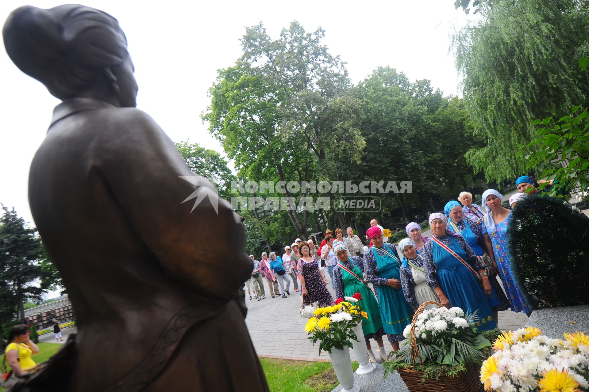 Новодевичье кладбище. Памятник на могиле Людмилы Зыкиной. На снимке: участницы фольклорного коллектива `Бурановские бабушки` у могилы певицы.