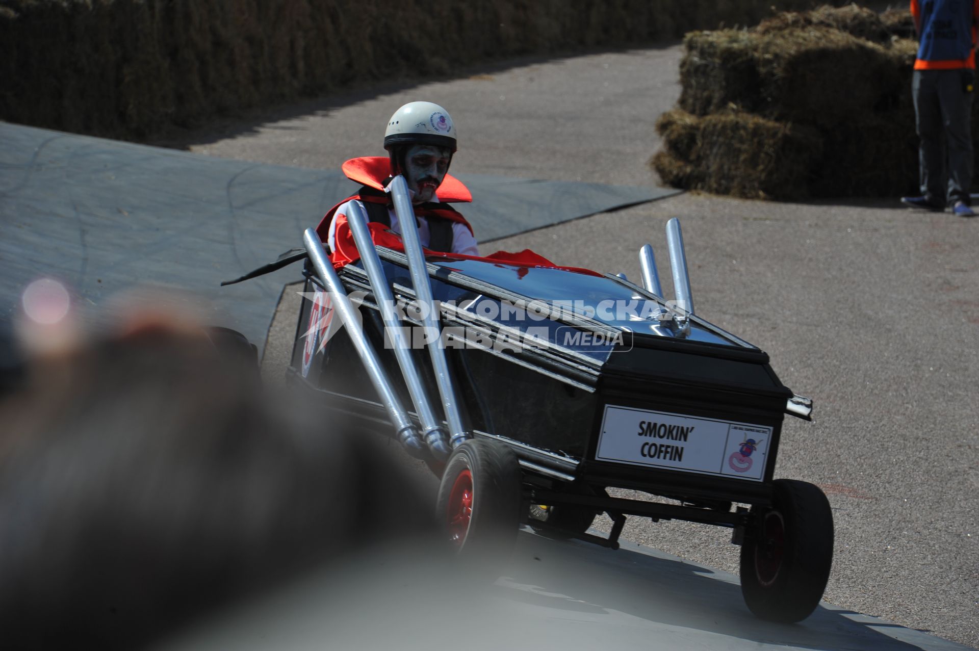 Велодорога в Крылатском . Гонки на тарантасах `Red Bull Soapbox Race`. На снимке: участники соревнования.