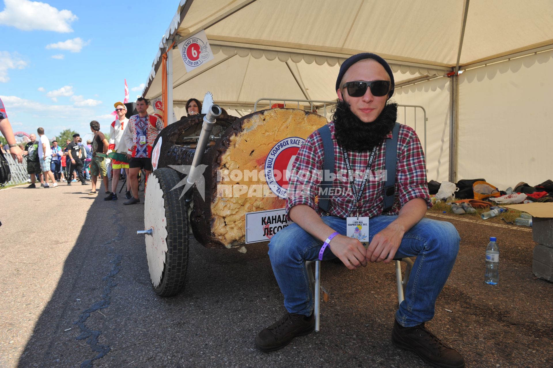 Велодорога в Крылатском . Гонки на тарантасах `Red Bull Soapbox Race`. На снимке: участник соревнования.