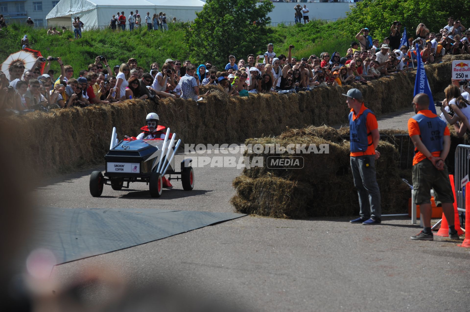 Велодорога в Крылатском . Гонки на тарантасах `Red Bull Soapbox Race`. На снимке: участники соревнования.