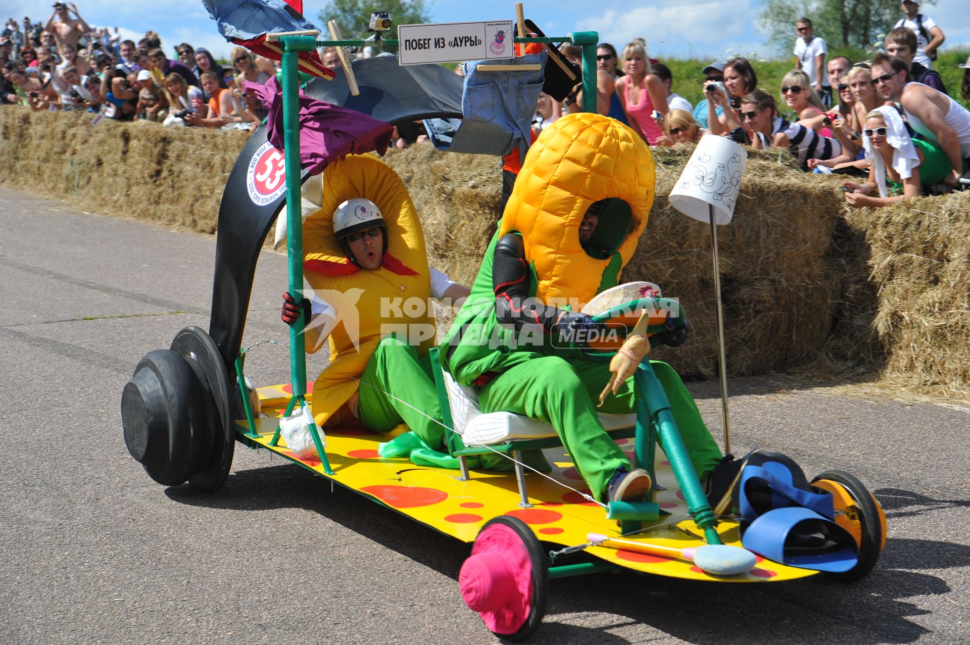 Велодорога в Крылатском . Гонки на тарантасах `Red Bull Soapbox Race`. На снимке: участники соревнования.