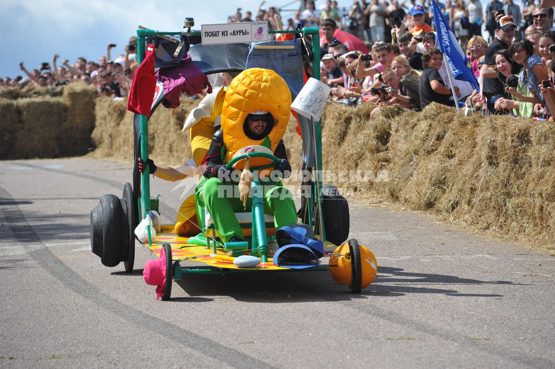 Велодорога в Крылатском . Гонки на тарантасах `Red Bull Soapbox Race`. На снимке: участники соревнования.