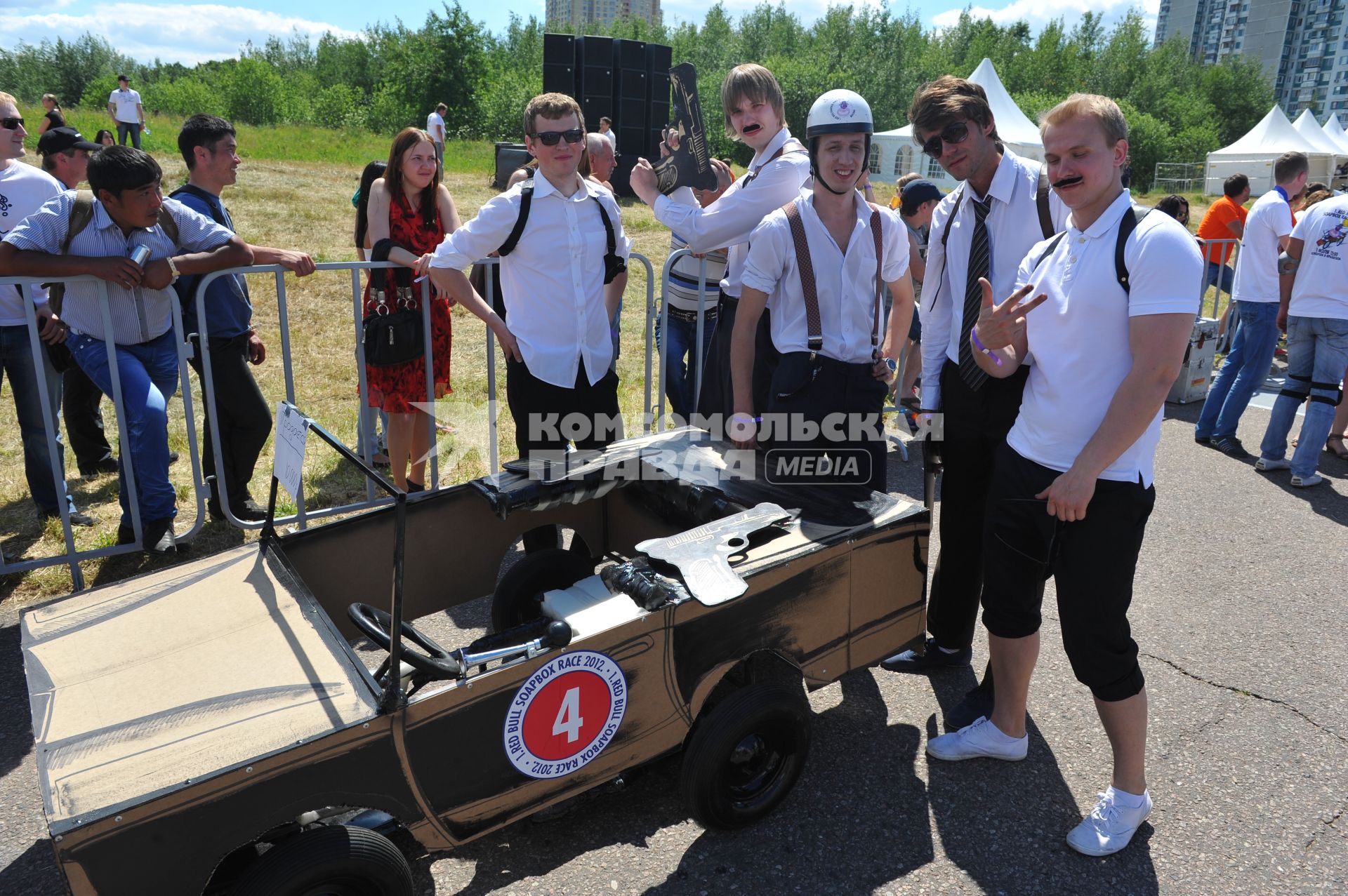 Велодорога в Крылатском . Гонки на тарантасах `Red Bull Soapbox Race`. На снимке: участники соревнования.