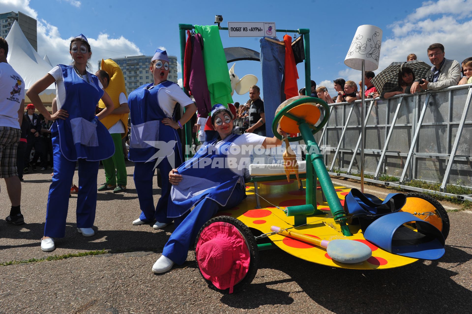 Велодорога в Крылатском . Гонки на тарантасах `Red Bull Soapbox Race`. На снимке: участники соревнования.