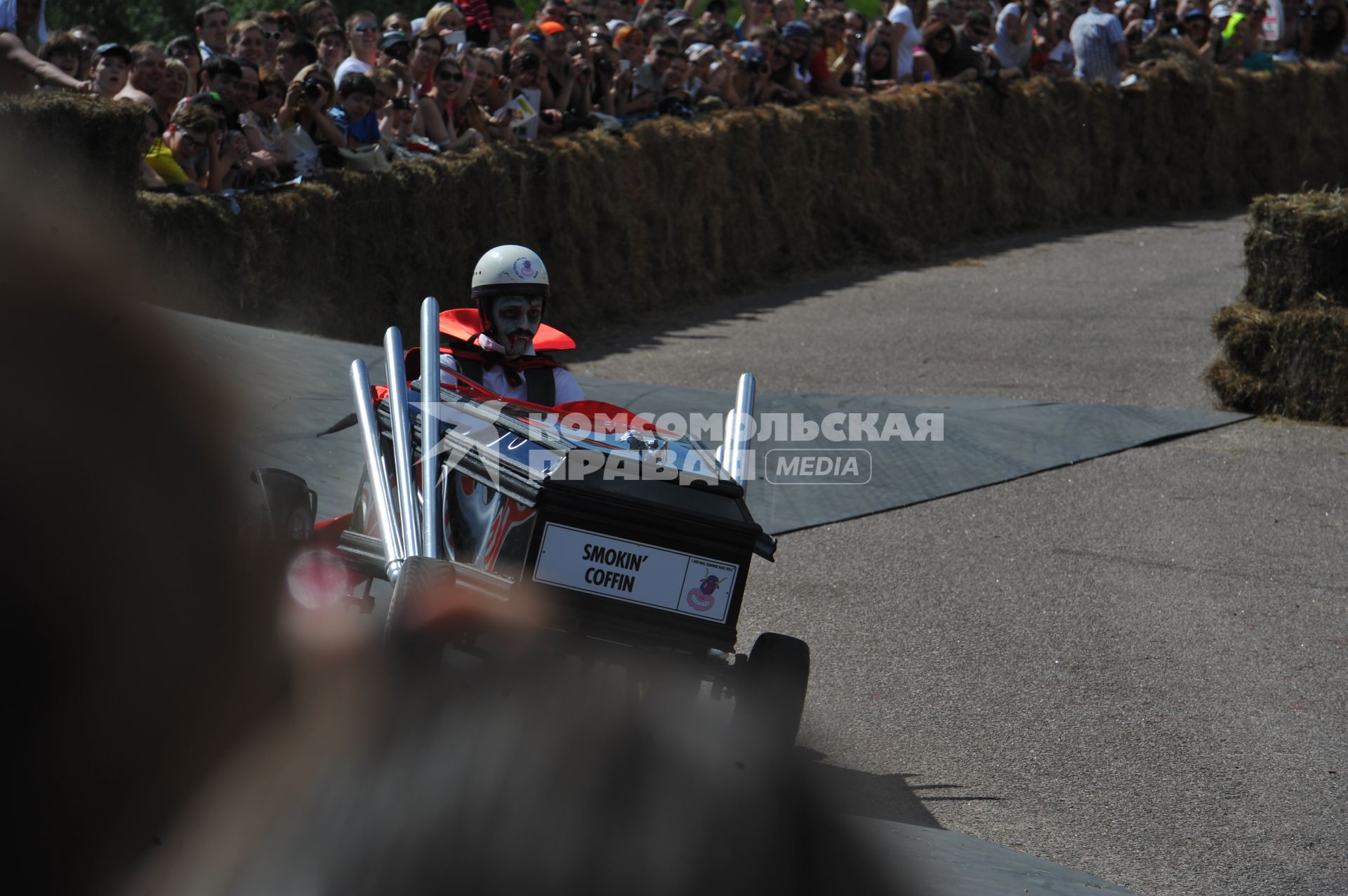 Велодорога в Крылатском . Гонки на тарантасах `Red Bull Soapbox Race`. На снимке: участники соревнования.