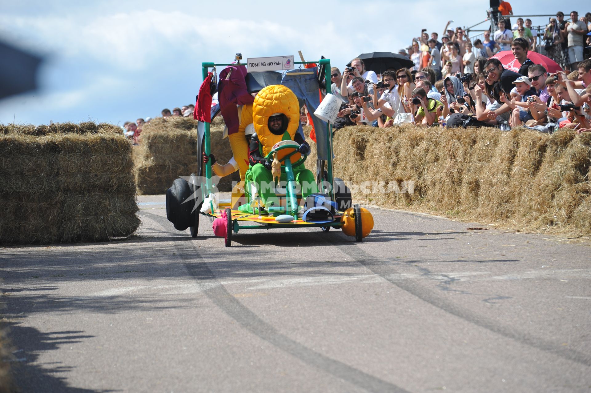 Велодорога в Крылатском . Гонки на тарантасах `Red Bull Soapbox Race`. На снимке: участники соревнования.