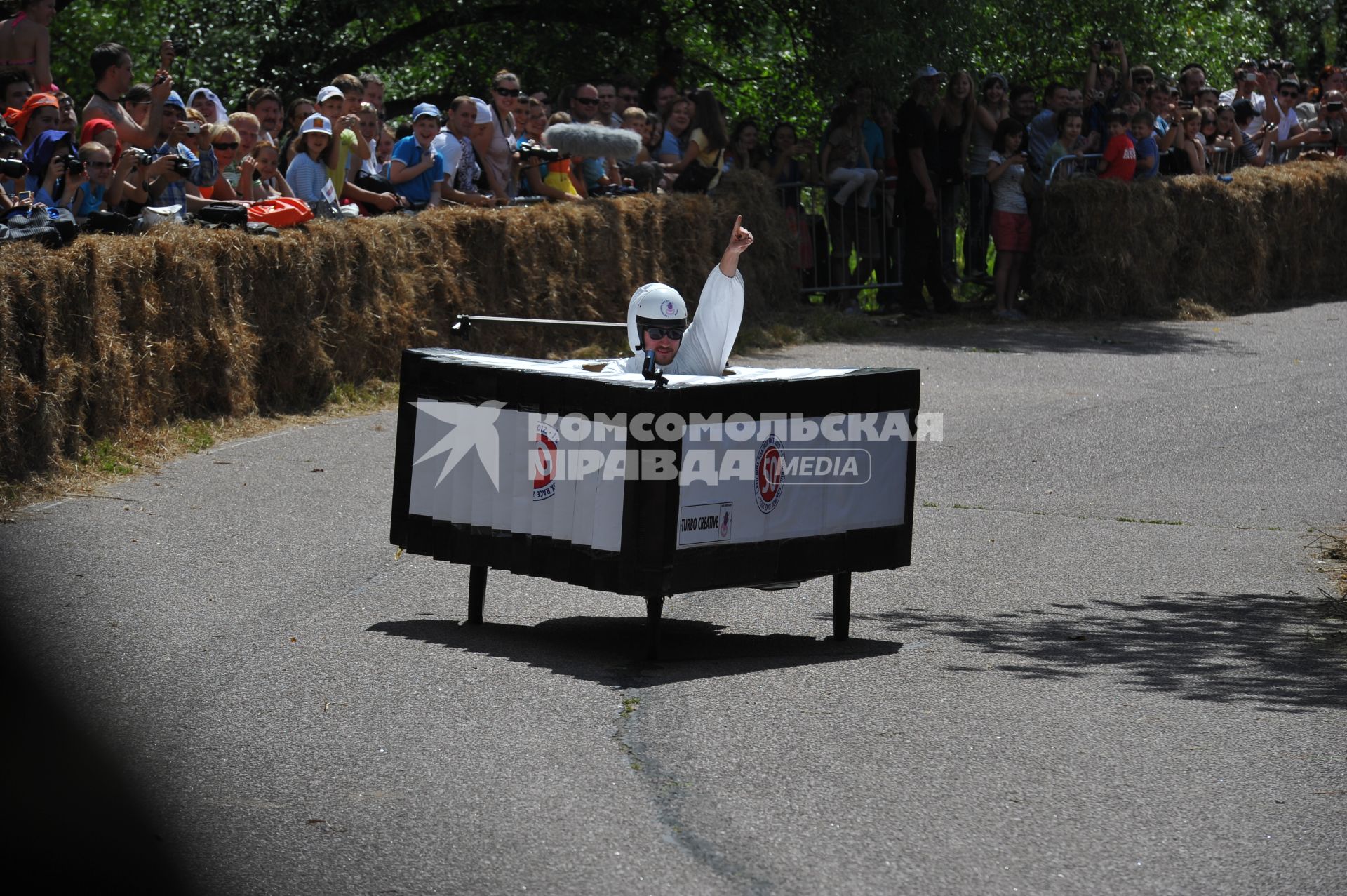 Велодорога в Крылатском . Гонки на тарантасах `Red Bull Soapbox Race`. На снимке: участники соревнования.