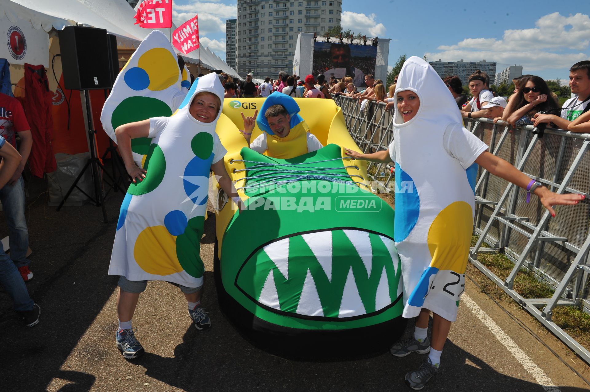 Велодорога в Крылатском . Гонки на тарантасах `Red Bull Soapbox Race`. На снимке: участники соревнования.